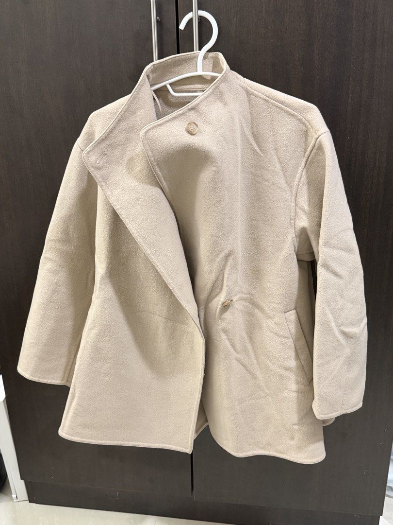 Uniqlo Coat (Category: Coats, Jackets and Outerwear) located in Mandaluyong City. Submitted by mry.mry (Listing ID 1468187116, Image 1). Description: .