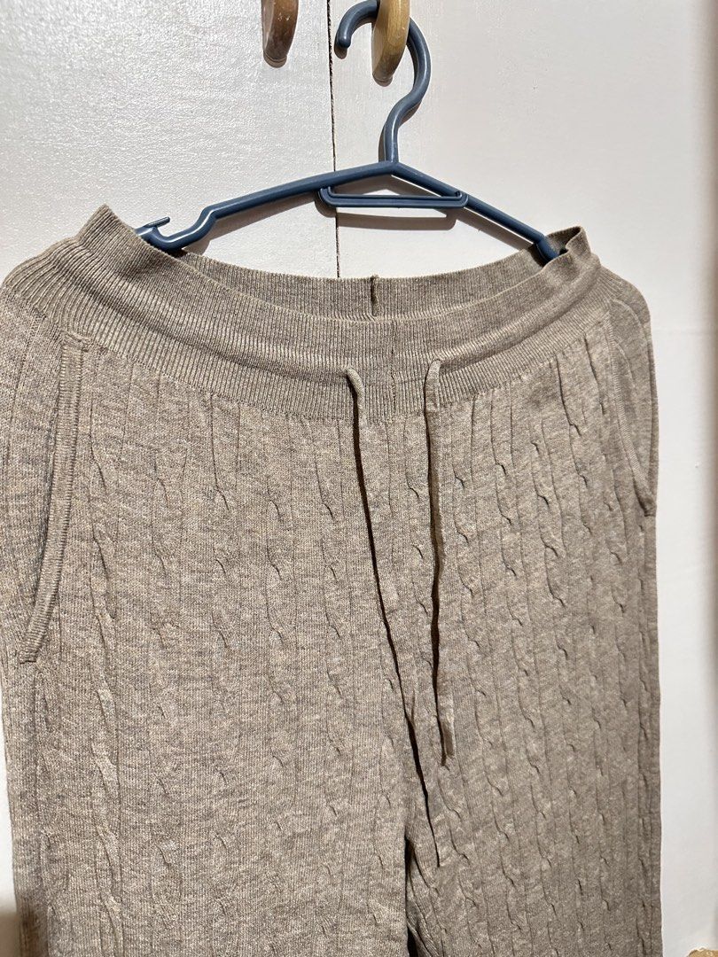 Uniqlo Cotton Pants (Category: Other Bottoms) located in Tandag. Submitted by kawaiispreloved (Listing ID 1468232199, Image 2). Description: Large on tag . 27-30 waistline.