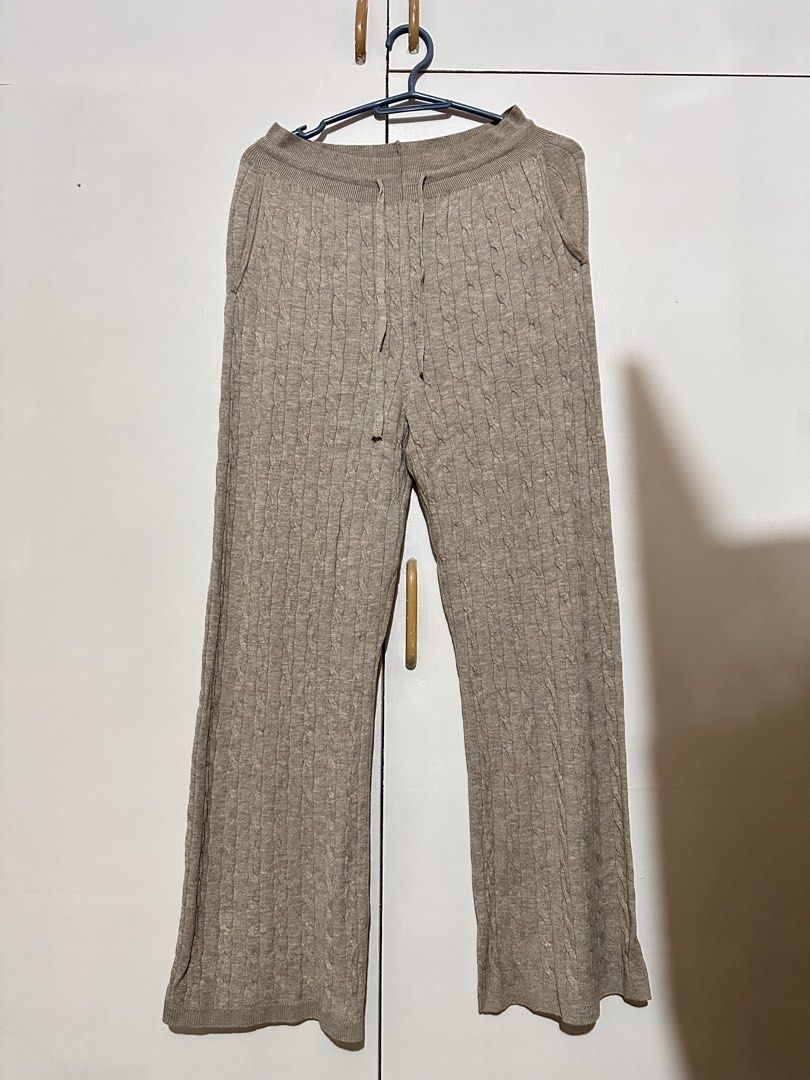 Uniqlo Cotton Pants (Category: Other Bottoms) located in Tandag. Submitted by kawaiispreloved (Listing ID 1468232199, Image 1). Description: Large on tag . 27-30 waistline.