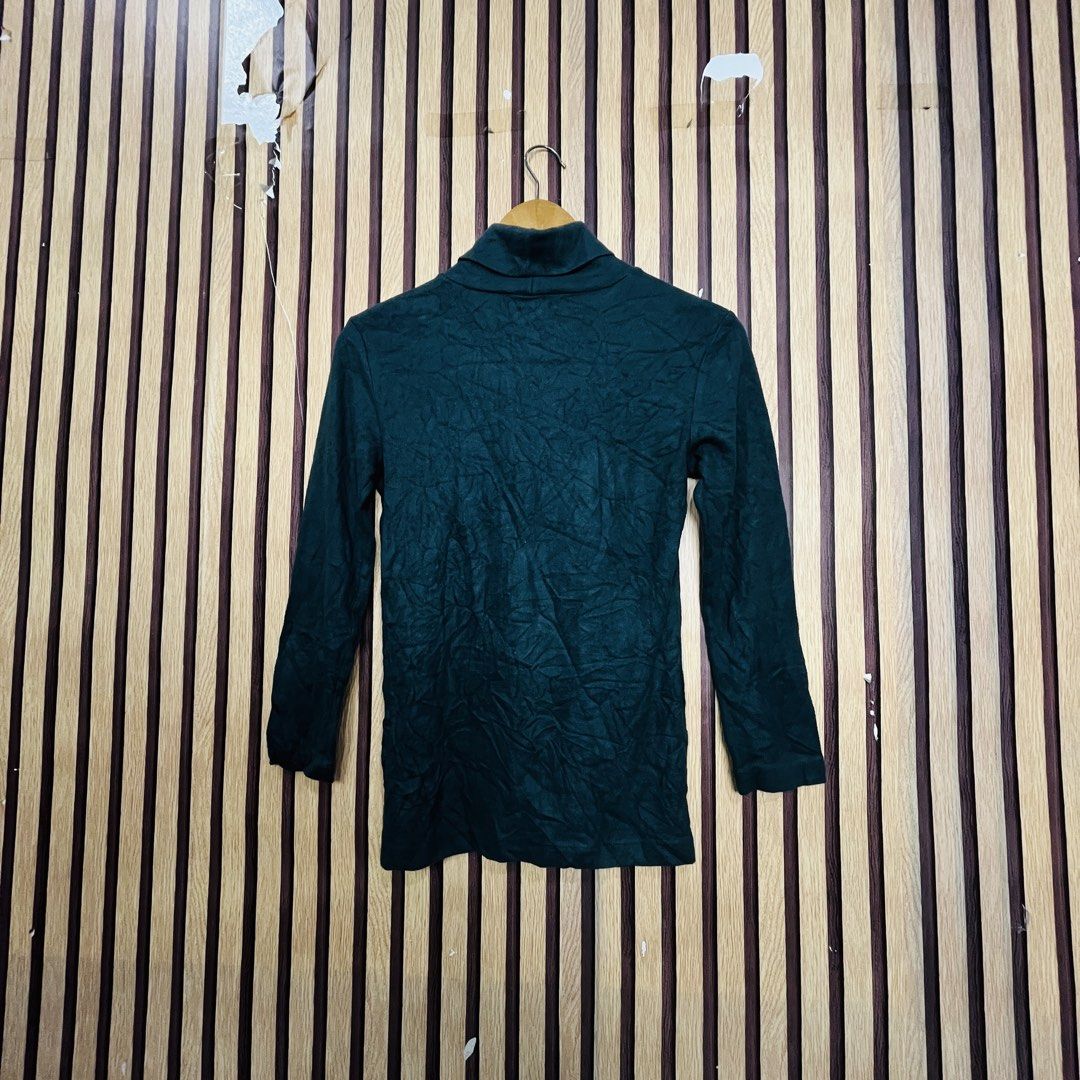UNIQLO GREEN MEDIUM 19x24 YG02508 (Category: Coats, Jackets and Outerwear) located in Dasmarinas. Submitted by yg_supplies (Listing ID 1468115932, Image 2). Description: UNIQLO GREEN MEDIUM 19x24 YG02508.