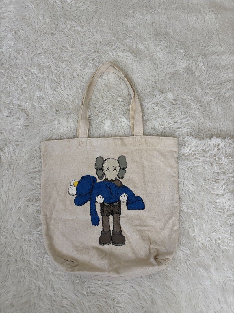 Uniqlo kaws tote bag (Category: Tote Bags) located in Quezon City. Submitted by swift_kenjie (Listing ID 1468087389, Image 2). Description: Unisex Super bet.