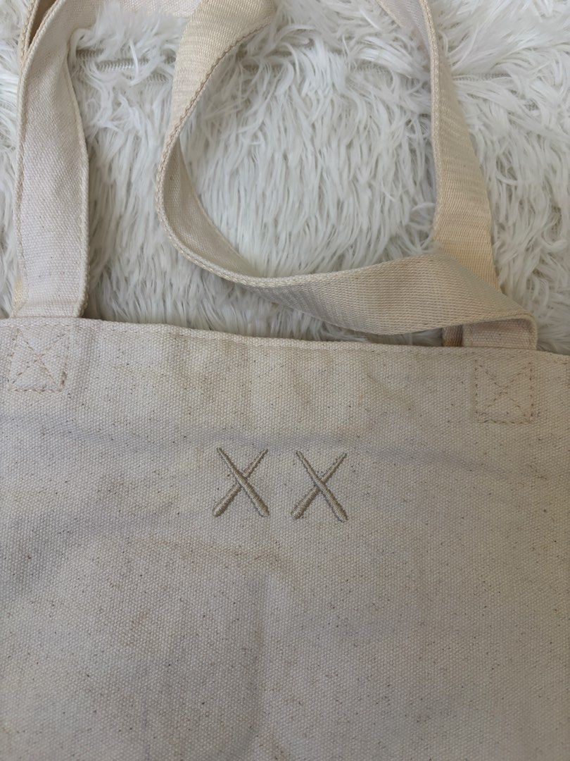Uniqlo kaws tote bag (Category: Tote Bags) located in Quezon City. Submitted by swift_kenjie (Listing ID 1468087389, Image 3). Description: Unisex Super bet.