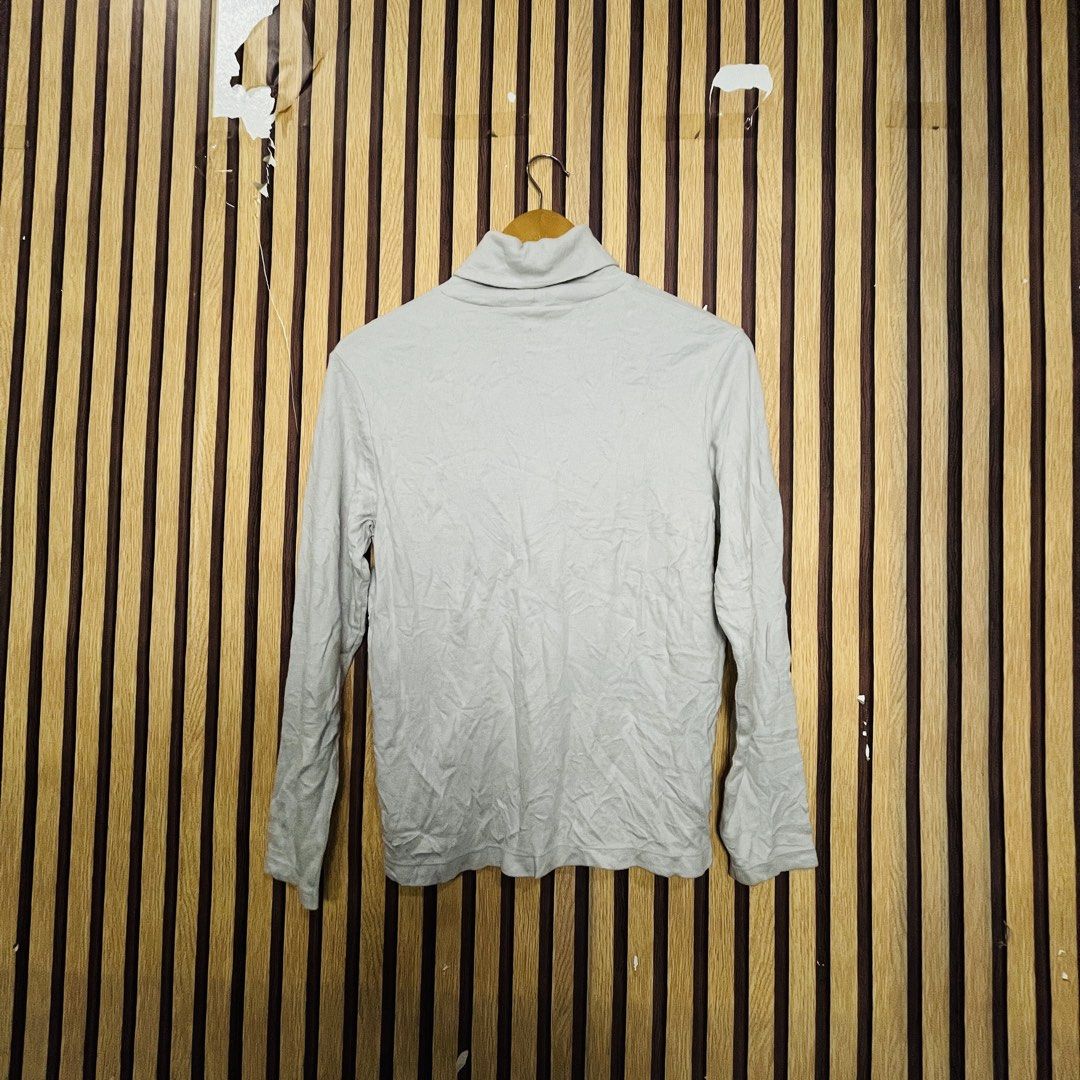 UNIQLO LIGHT GREY MEDIUM 21x23 (Category: Coats, Jackets and Outerwear) located in Dasmarinas. Submitted by yg_supplies (Listing ID 1468137966, Image 2). Description: UNIQLO LIGHT GREY MEDIUM 21x23.