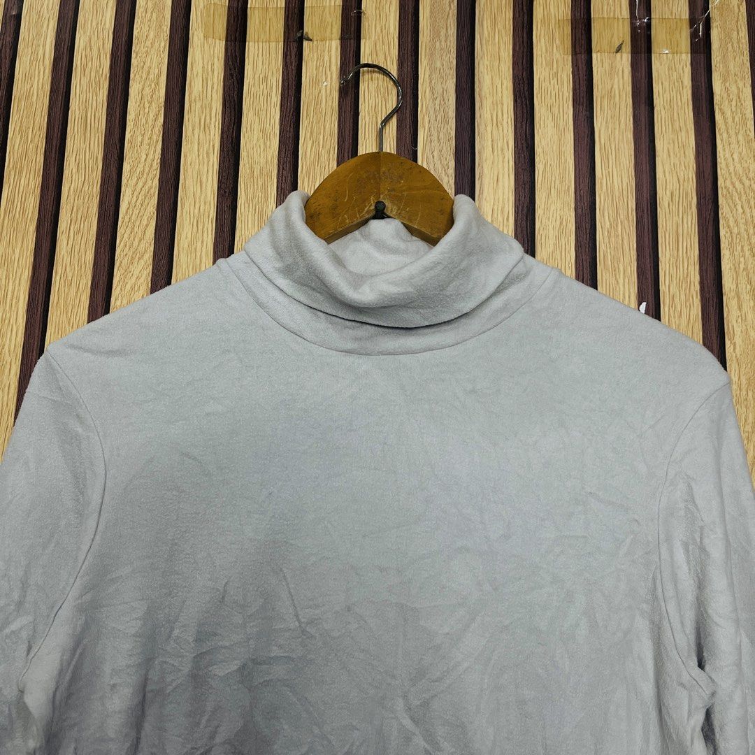 UNIQLO LIGHT GREY MEDIUM 21x23 (Category: Coats, Jackets and Outerwear) located in Dasmarinas. Submitted by yg_supplies (Listing ID 1468137966, Image 3). Description: UNIQLO LIGHT GREY MEDIUM 21x23.