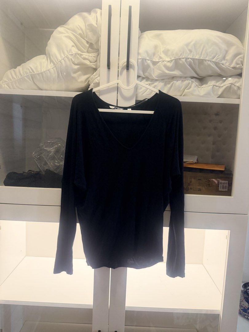 Uniqlo longsleeves (Category: Sleeveless) located in Quezon City. Submitted by destashingmycloset (Listing ID 1468122110, Image 1). Description: .