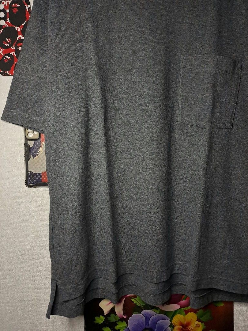 Uniqlo Oversized Pocket Tee Gray (Category: Tshirts & Polo Shirts ) located in Manila. Submitted by yaseen__73 (Listing ID 1468138662, Image 3). Description: Uniqlo Pocket Tee Oversized Long - Backed Crew Neck Gray 💯 Cotton Heavy Weight XL on Tag Width ' 25 Length '30 '31 Color Rate 10/10 Flawless / No Issue Good As New 550.00 Shipped MOP : G C A S H B A N K T R A N S F E R Seller's Location : 📍K1, Brgy. Pansol, Q.C.