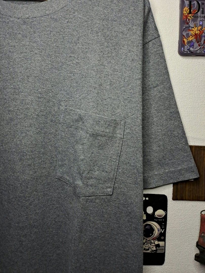 Uniqlo Oversized Pocket Tee Gray (Category: Tshirts & Polo Shirts ) located in Manila. Submitted by yaseen__73 (Listing ID 1468138662, Image 2). Description: Uniqlo Pocket Tee Oversized Long - Backed Crew Neck Gray 💯 Cotton Heavy Weight XL on Tag Width ' 25 Length '30 '31 Color Rate 10/10 Flawless / No Issue Good As New 550.00 Shipped MOP : G C A S H B A N K T R A N S F E R Seller's Location : 📍K1, Brgy. Pansol, Q.C.