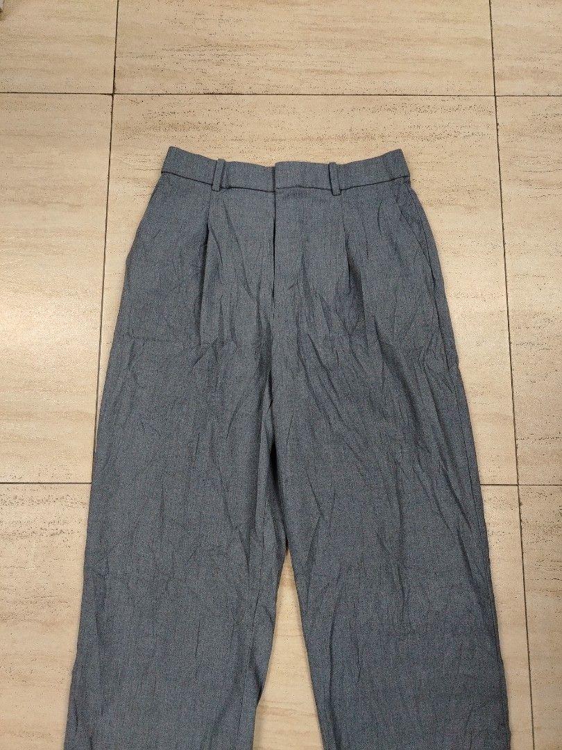 Uniqlo pleated wide pants (Category: Other Bottoms) located in Angeles City. Submitted by angelcloset141989 (Listing ID 1468084855, Image 3). Description: Waist : 30 to 32 Length : 40.
