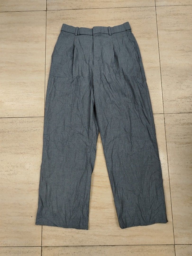 Uniqlo pleated wide pants (Category: Other Bottoms) located in Angeles City. Submitted by angelcloset141989 (Listing ID 1468084855, Image 2). Description: Waist : 30 to 32 Length : 40.