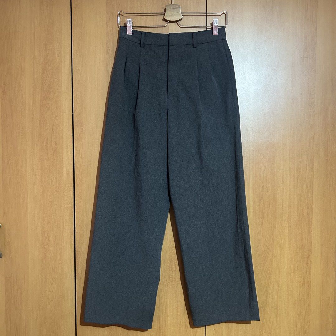 Uniqlo Pleated Wide Pants (Category: Other Bottoms) located in Mandaluyong City. Submitted by vwonu (Listing ID 1468191578, Image 1). Description: Waist 28-29 Length 40.