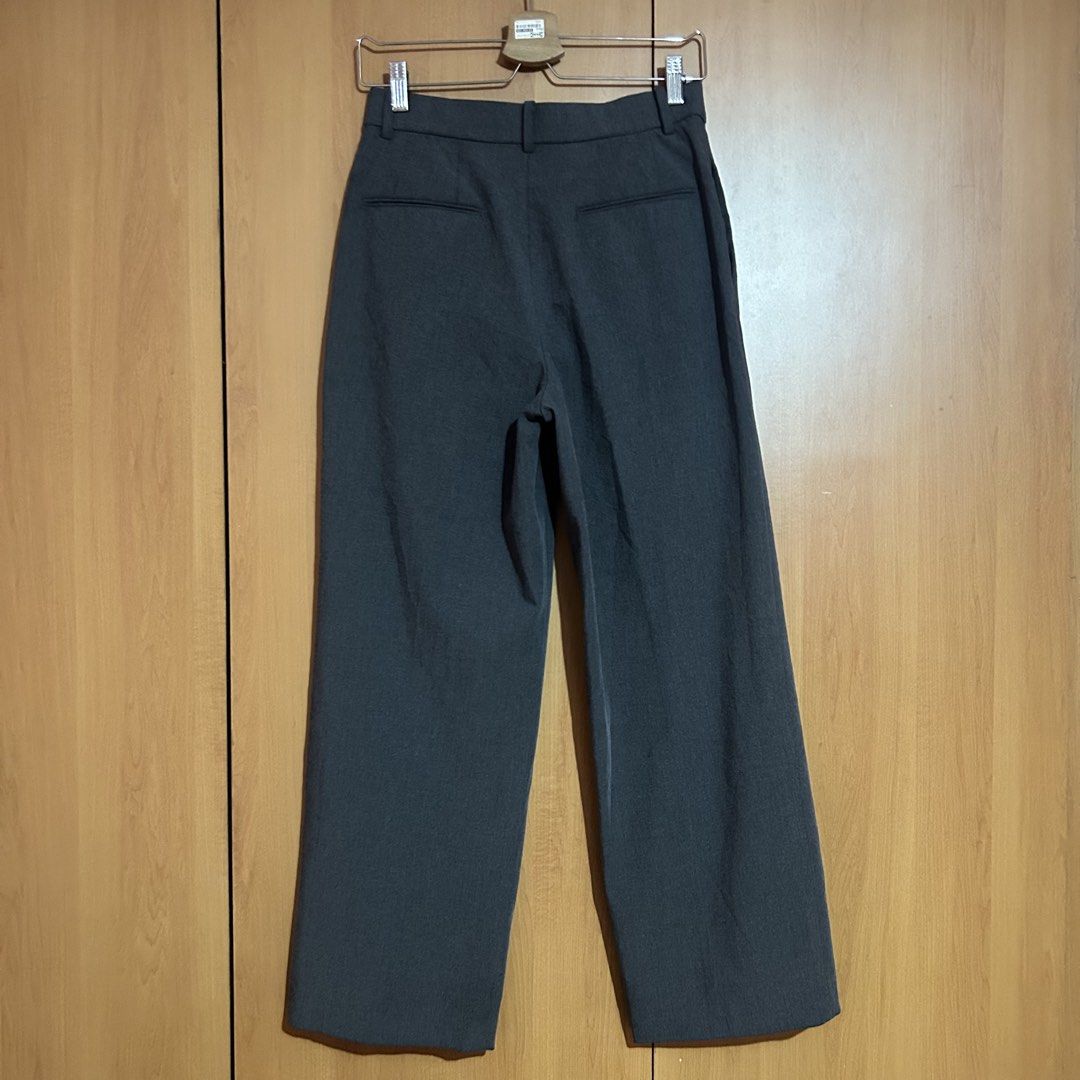 Uniqlo Pleated Wide Pants (Category: Other Bottoms) located in Mandaluyong City. Submitted by vwonu (Listing ID 1468191578, Image 2). Description: Waist 28-29 Length 40.