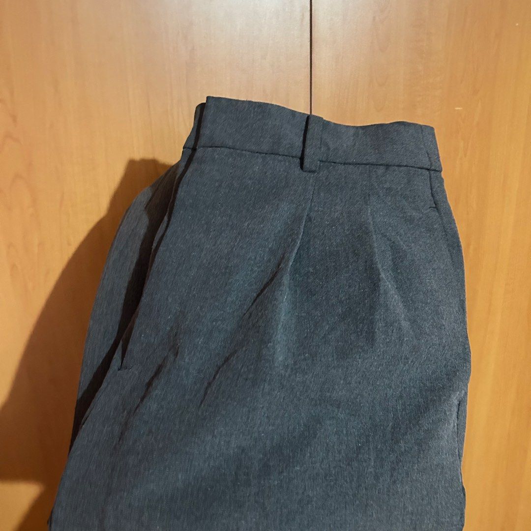 Uniqlo Pleated Wide Pants (Category: Other Bottoms) located in Mandaluyong City. Submitted by vwonu (Listing ID 1468191578, Image 3). Description: Waist 28-29 Length 40.