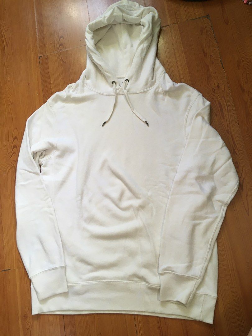 Uniqlo pullover hoodie (Category: Activewear) located in San Juan City. Submitted by sashoppeepipi (Listing ID 1468060343, Image 1). Description: .