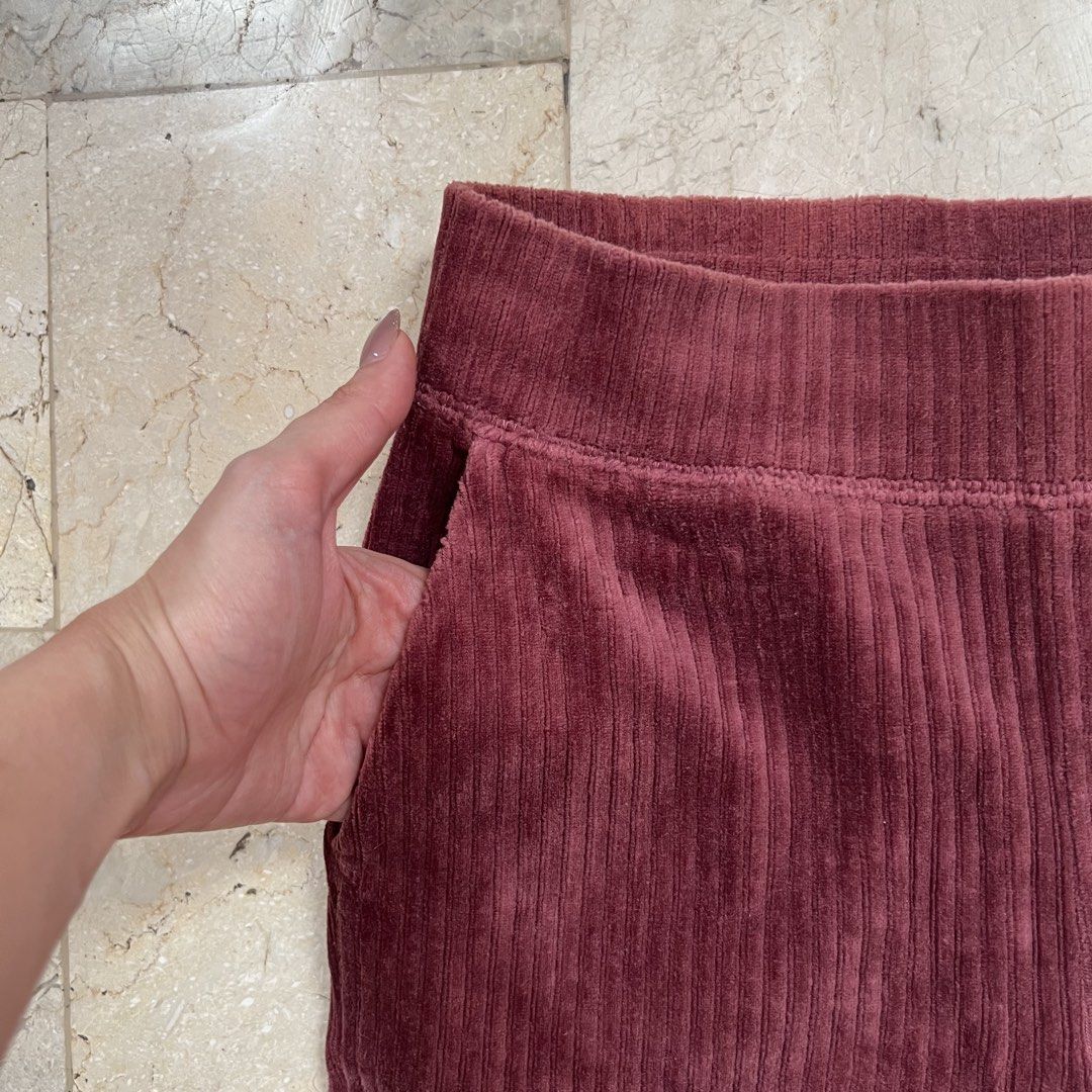 Uniqlo ribbed flared leggings (S) (Category: Other Bottoms) located in Cebu City. Submitted by sammaemendoza (Listing ID 1468186444, Image 3). Description: Waist: 24-26 in (stretchable) Rise: 9.5 in Length: 37.5 in.