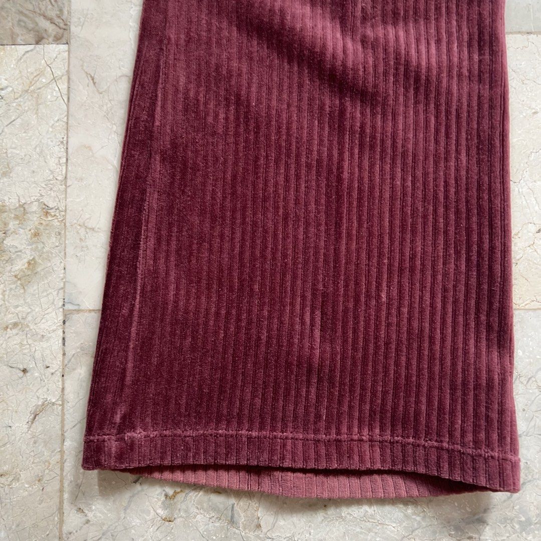 Uniqlo ribbed flared leggings (S) (Category: Other Bottoms) located in Cebu City. Submitted by sammaemendoza (Listing ID 1468186444, Image 2). Description: Waist: 24-26 in (stretchable) Rise: 9.5 in Length: 37.5 in.
