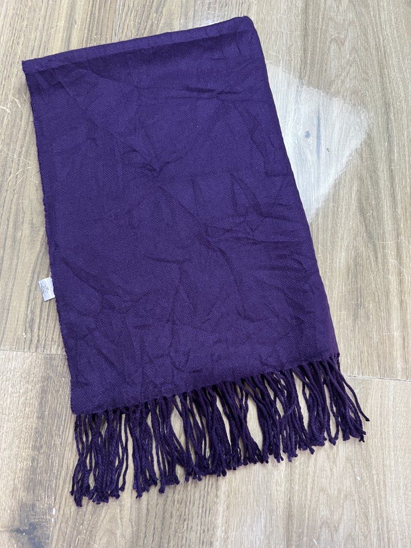 Uniqlo scarf (Category: Scarves) located in Bulacan. Submitted by letsfindukaywithme (Listing ID 1468168020, Image 2). Description: Uniqlo scarf Cotton 26x70" Like new No issue +sf payment first Ship via J&T .