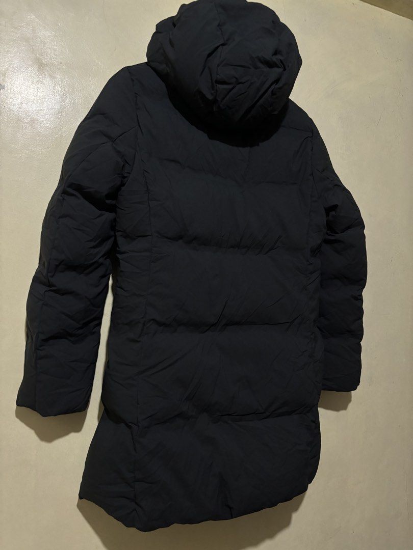 Uniqlo Seamless down (Category: Coats, Jackets and Outerwear) located in Taguig. Submitted by dcltrng. (Listing ID 1468063293, Image 3). Description: - Brand: Uniqlo - Color: Black - Size: Medium (M) Length 30 Width 19 Can pass as brand new No issue 10/10 color rate.