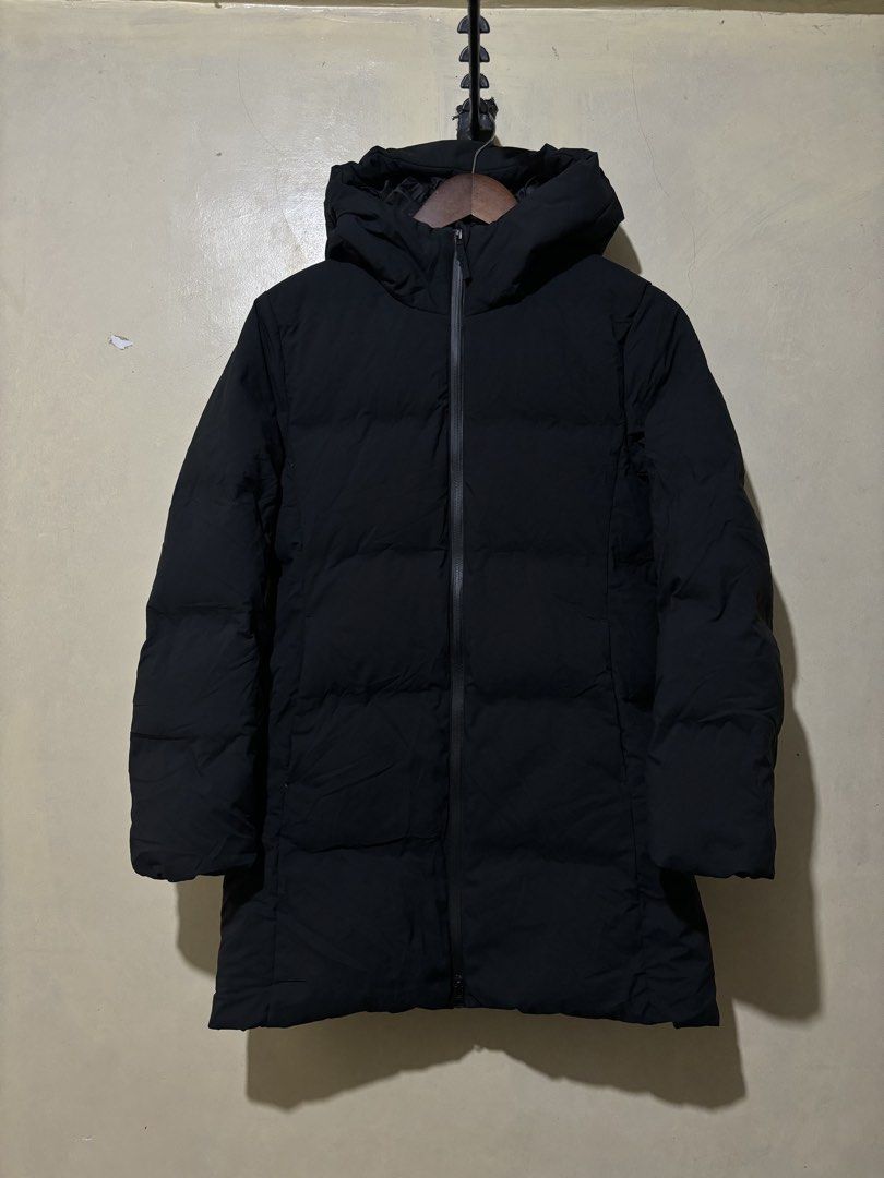 Uniqlo Seamless down (Category: Coats, Jackets and Outerwear) located in Taguig. Submitted by dcltrng. (Listing ID 1468063293, Image 1). Description: - Brand: Uniqlo - Color: Black - Size: Medium (M) Length 30 Width 19 Can pass as brand new No issue 10/10 color rate.