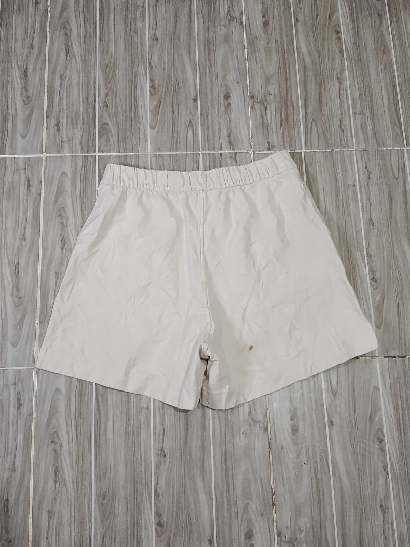 UNIQLO SHORT (freeshipping) (Category: Shorts) located in Quezon City. Submitted by gyl-stop (Listing ID 1468140114, Image 3). Description: free shipping 28-32 x 15 very good condi cr: 9.5/10 issue: dot stains.