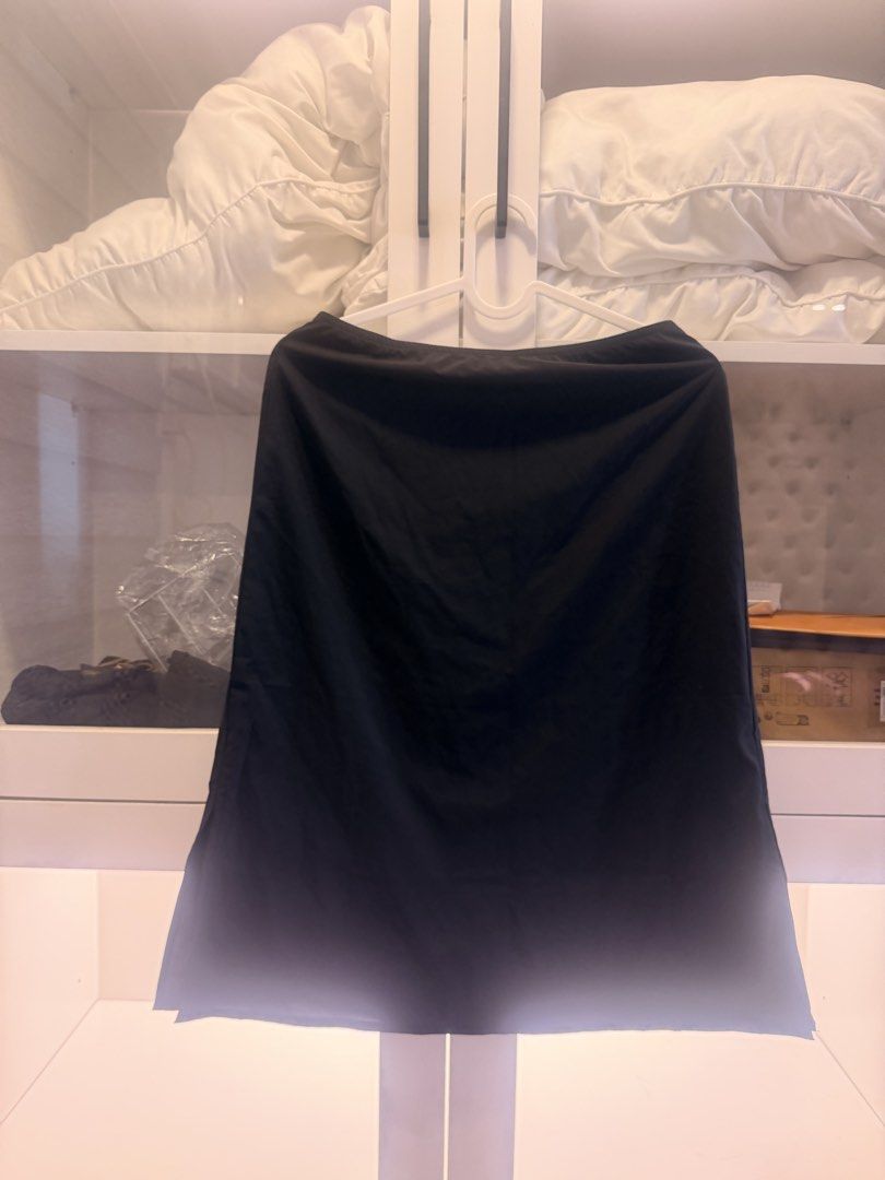 Uniqlo skirt (Category: Skirts) located in Quezon City. Submitted by destashingmycloset (Listing ID 1468122356, Image 1). Description: .