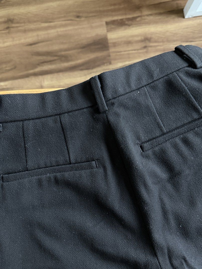 Uniqlo Smart Ankle Pants (Category: Other Bottoms) located in Quezon City. Submitted by declutterbelle_lemon (Listing ID 1468221687, Image 1). Description: .