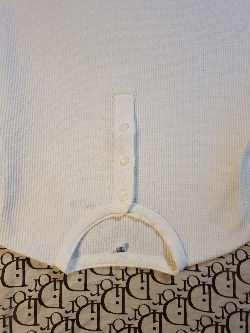 Uniqlo waffle Henley (Category: Coats, Jackets and Outerwear) located in San Fernando. Submitted by retro.district. (Listing ID 1468127412, Image 2). Description: - Uniqlo waffle Henley - Size: Large - Condition: Excellent - No issue.
