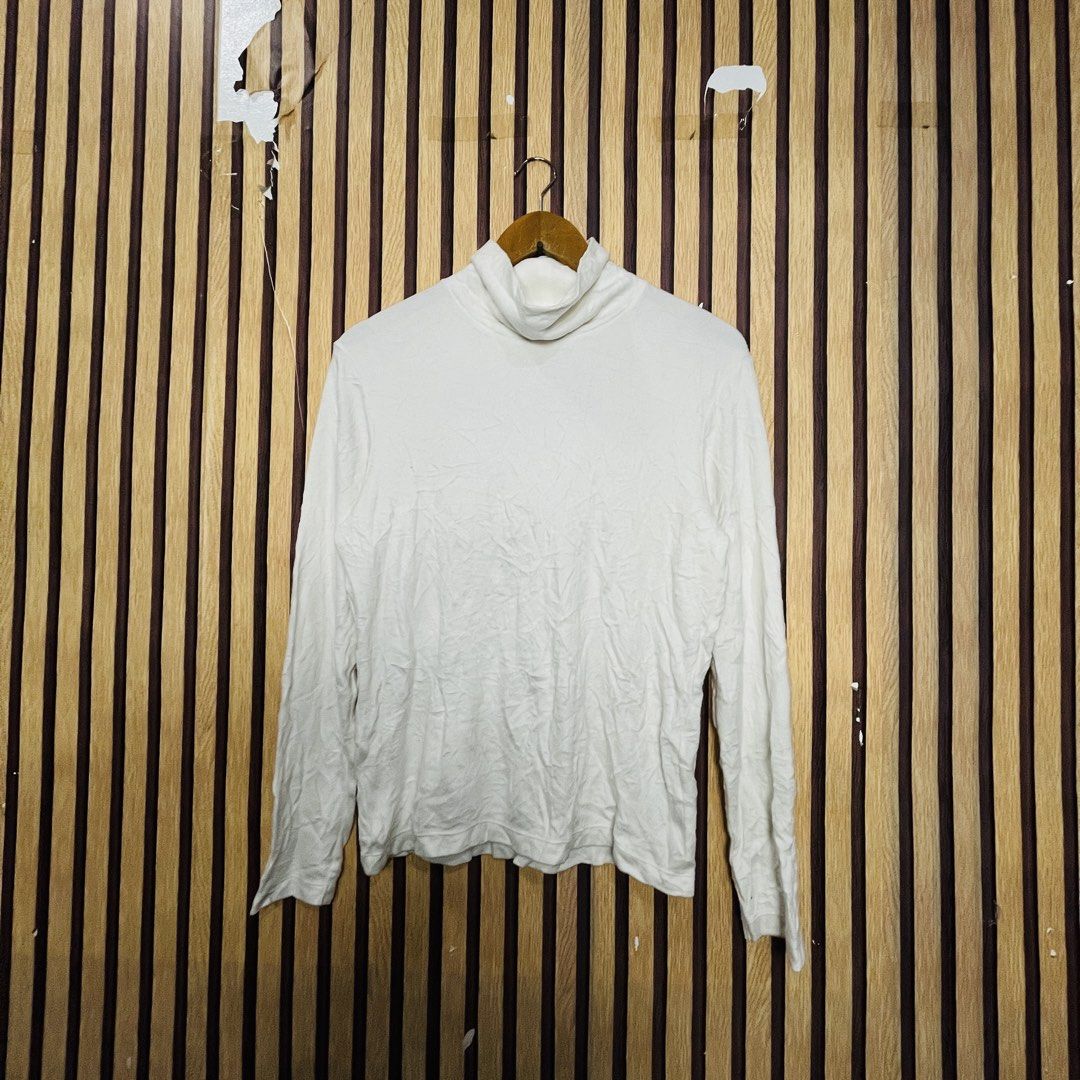 UNIQLO WHITE LARGE 22x24 (Category: Coats, Jackets and Outerwear) located in Dasmarinas. Submitted by yg_supplies (Listing ID 1468139925, Image 1). Description: UNIQLO WHITE LARGE 22x24.
