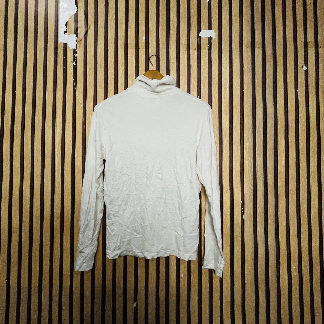 UNIQLO WHITE LARGE 22x24 (Category: Coats, Jackets and Outerwear) located in Dasmarinas. Submitted by yg_supplies (Listing ID 1468139925, Image 2). Description: UNIQLO WHITE LARGE 22x24.