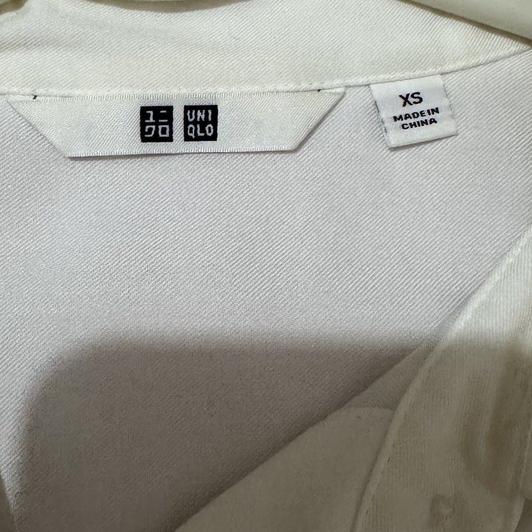 Uniqlo White Long Sleeve Button-Down (Category: Longsleeves) located in San Fernando. Submitted by declotter (Listing ID 1468083952, Image 3). Description: - Brand: Uniqlo - Item: White long sleeve button-down shirt - Size: XS .