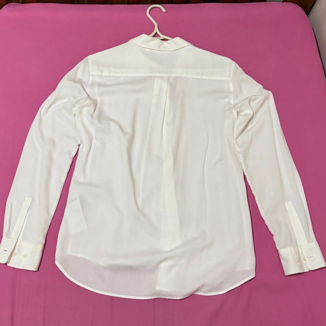 Uniqlo White Long Sleeve Button-Down (Category: Longsleeves) located in San Fernando. Submitted by declotter (Listing ID 1468083952, Image 2). Description: - Brand: Uniqlo - Item: White long sleeve button-down shirt - Size: XS .
