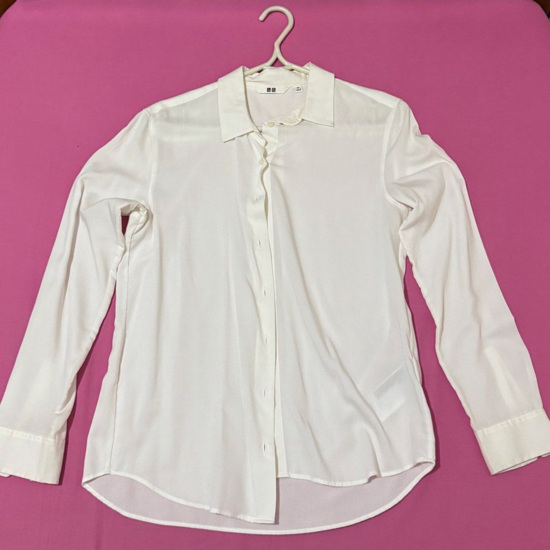 Uniqlo White Long Sleeve Button-Down (Category: Longsleeves) located in San Fernando. Submitted by declotter (Listing ID 1468083952, Image 1). Description: - Brand: Uniqlo - Item: White long sleeve button-down shirt - Size: XS .