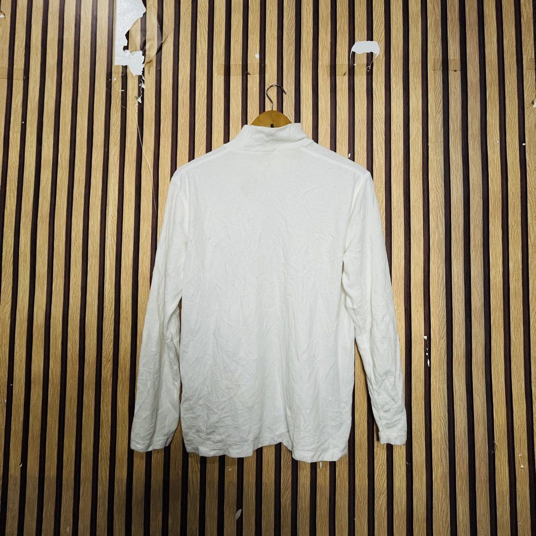 UNIQLO WHITE PLAIN MEDIUM 22x25 (Category: Coats, Jackets and Outerwear) located in Dasmarinas. Submitted by yg_supplies (Listing ID 1468138542, Image 2). Description: UNIQLO WHITE PLAIN MEDIUM 22x25.