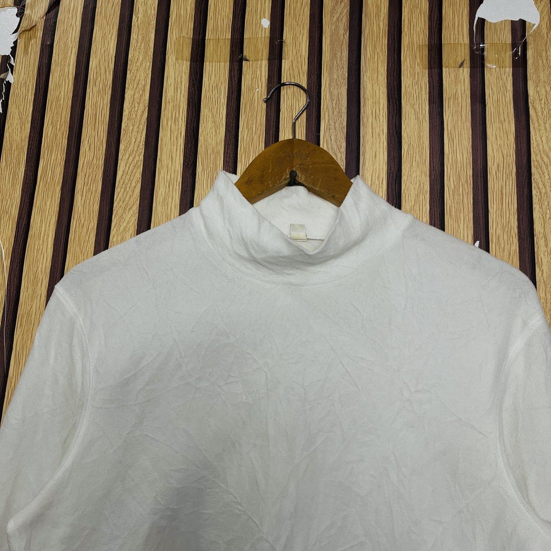 UNIQLO WHITE PLAIN MEDIUM 22x25 (Category: Coats, Jackets and Outerwear) located in Dasmarinas. Submitted by yg_supplies (Listing ID 1468138542, Image 3). Description: UNIQLO WHITE PLAIN MEDIUM 22x25.