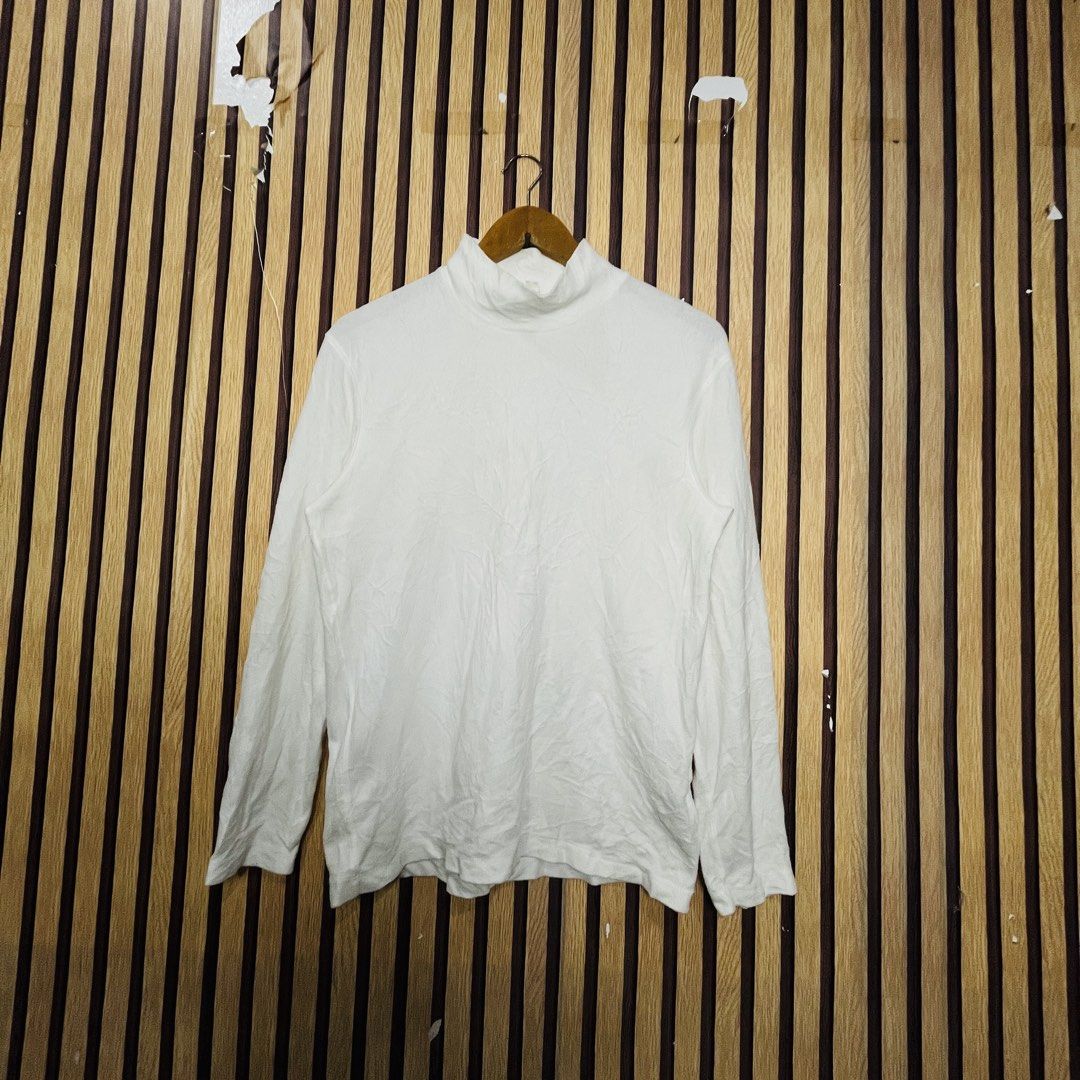 UNIQLO WHITE PLAIN MEDIUM 22x25 (Category: Coats, Jackets and Outerwear) located in Dasmarinas. Submitted by yg_supplies (Listing ID 1468138542, Image 1). Description: UNIQLO WHITE PLAIN MEDIUM 22x25.