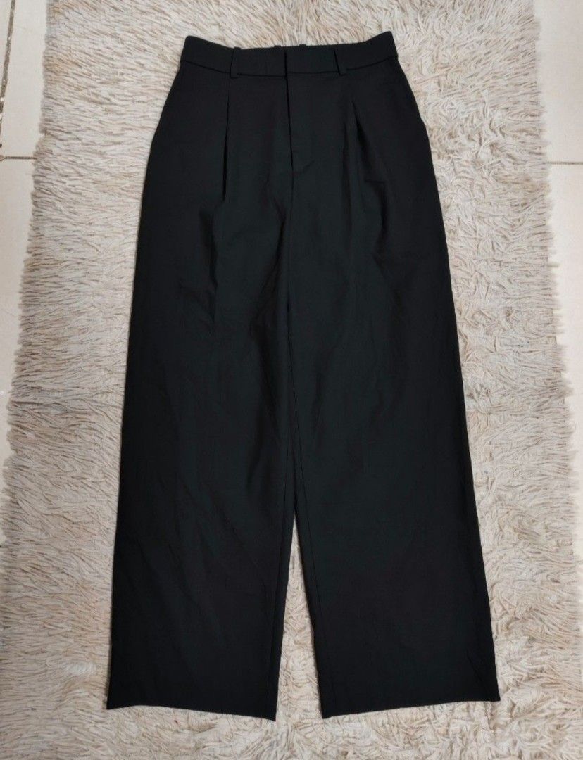 Uniqlo Wide Pleated Pants (Category: Other Bottoms) located in Angeles City. Submitted by miss_independent01 (Listing ID 1468100232, Image 2). Description: Uniqlo Wide Pleated Pants Color: Black Width: 13 (Small on tag) Length: 37.5 MOP: Gcash ✅ Mine Now, Pay Now ✅ First to Pay, Gets the Item 📍 PAMPANGA Courier: JnT 🚚🚚 PM 💌.