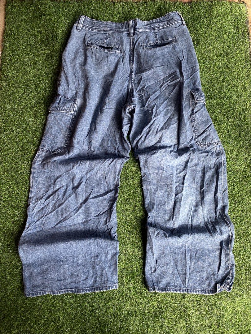 Universal Thread Blue Denim Cargo Pants (Category: Activewear) located in Carcar. Submitted by eroncarvaj68638 (Listing ID 1468170171, Image 2). Description: - Brand: Universal Thread - Style: Relaxed, wide leg fit with high rise waist and pleated front - Material: Durable medium wash denim with a worn-in faded look - Features: Utility pockets on both sides, classic five-pocket setup, and belt loops - Closure: Button and zipper closure - Conditio
