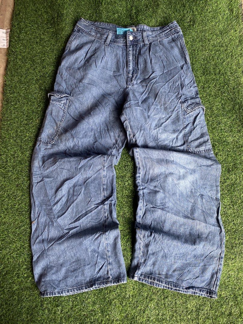 Universal Thread Blue Denim Cargo Pants (Category: Activewear) located in Carcar. Submitted by eroncarvaj68638 (Listing ID 1468170171, Image 1). Description: - Brand: Universal Thread - Style: Relaxed, wide leg fit with high rise waist and pleated front - Material: Durable medium wash denim with a worn-in faded look - Features: Utility pockets on both sides, classic five-pocket setup, and belt loops - Closure: Button and zipper closure - Conditio