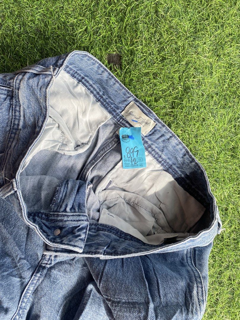 Universal Thread Blue Denim Cargo Pants (Category: Activewear) located in Carcar. Submitted by eroncarvaj68638 (Listing ID 1468170171, Image 3). Description: - Brand: Universal Thread - Style: Relaxed, wide leg fit with high rise waist and pleated front - Material: Durable medium wash denim with a worn-in faded look - Features: Utility pockets on both sides, classic five-pocket setup, and belt loops - Closure: Button and zipper closure - Conditio