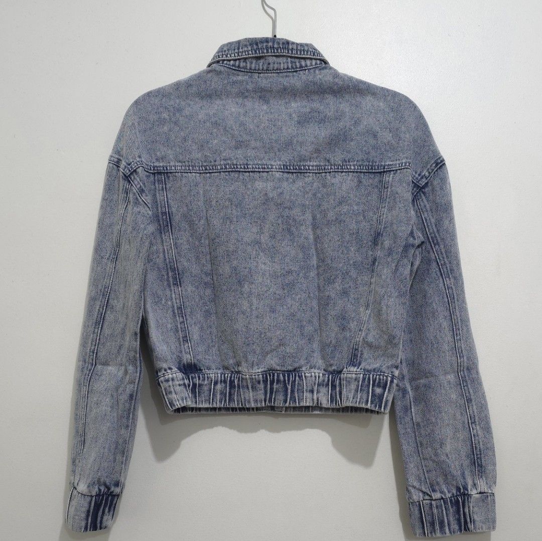 URBAN Denim Jacket Acid Wash Size Small (Category: Coats, Jackets and Outerwear) located in Las Pinas. Submitted by monmonish (Listing ID 1468112633, Image 2). Description: - Light-wash denim jacket - Cropped fit - Button-up front - Two chest pockets - Elastic cuffs and hem Size: Small Denim Fabric Measurements: Shoulder - 20" Chest - 17.5" Length - 19" Armhole - 7" Sleeve Length - 20" Used twice or thrice *Actual color may vary due to lighting *