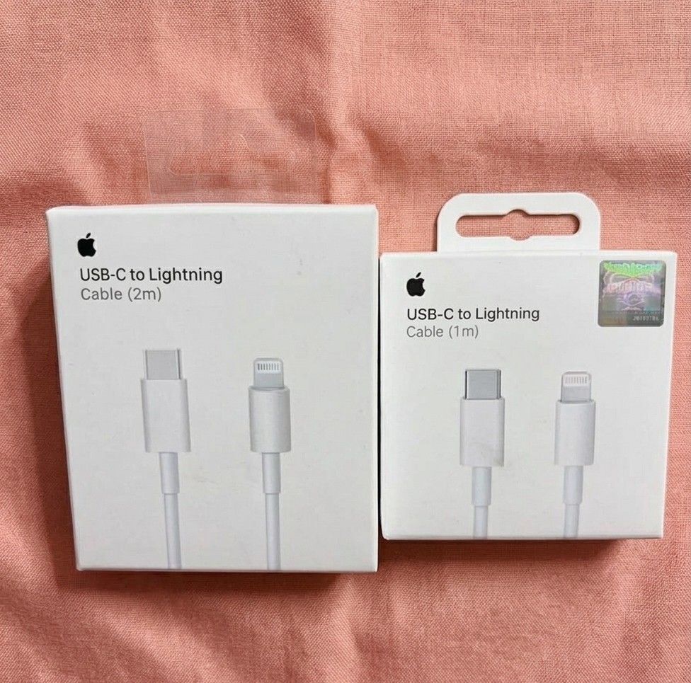 USB C TO LIGHTNING CABLE 1M/2M (Category: Chargers & Cables) located in Manila. Submitted by itsashy (Listing ID 1468195660, Image 1). Description: 400 2M.