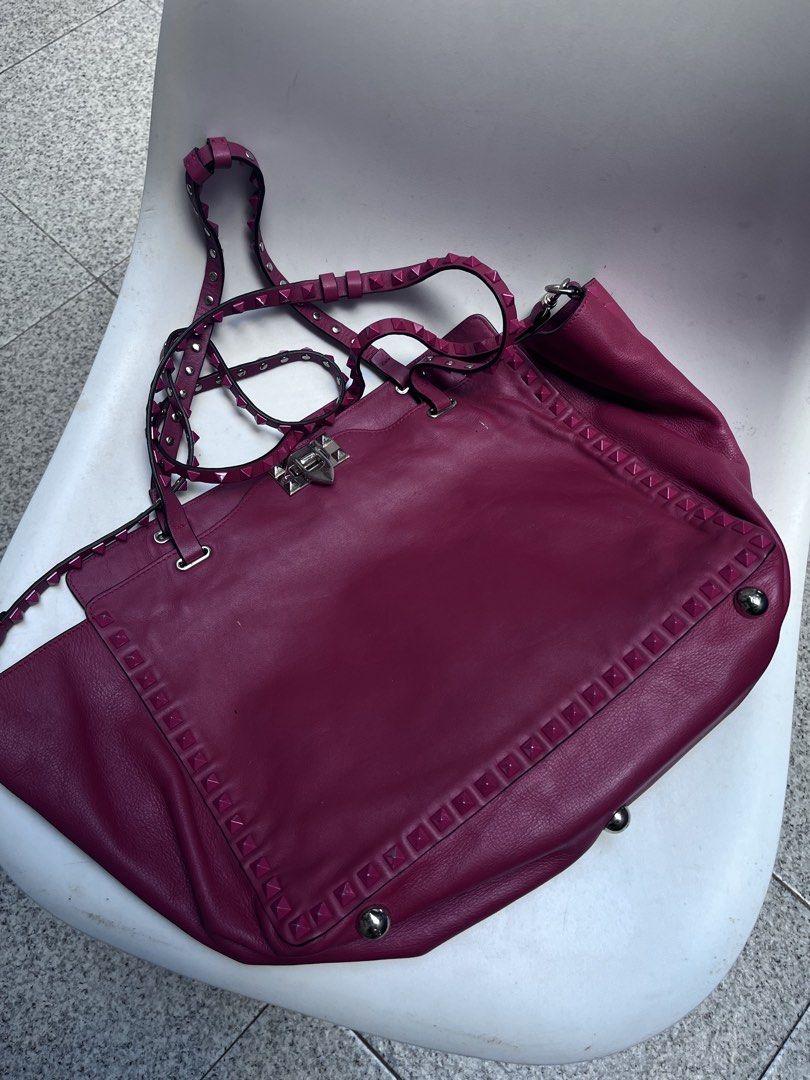 VALENTINO (Category: Cross-body Bags) located in Dagupan City. Submitted by calmocean-f675cc (Listing ID 1468080717, Image 3). Description: Valentino Crossbody bag Color Red Excellent condition 5500 add sf .