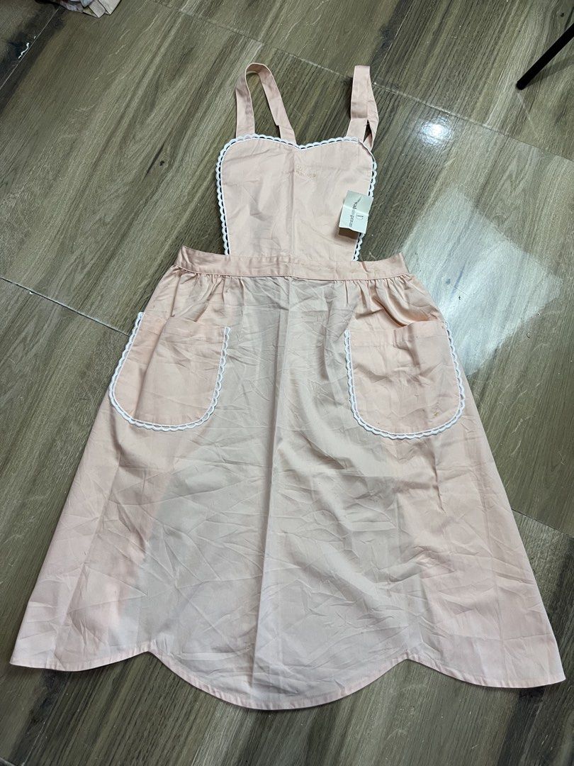 VALENTINO GARAVANI Apron (Category: Home Improvement Tools & Accessories) located in Bulacan. Submitted by letsfindukaywithme (Listing ID 1468280637, Image 2). Description: Valentino Garavani Apron Brandnew with tag +sf payment first Ship via J&T.