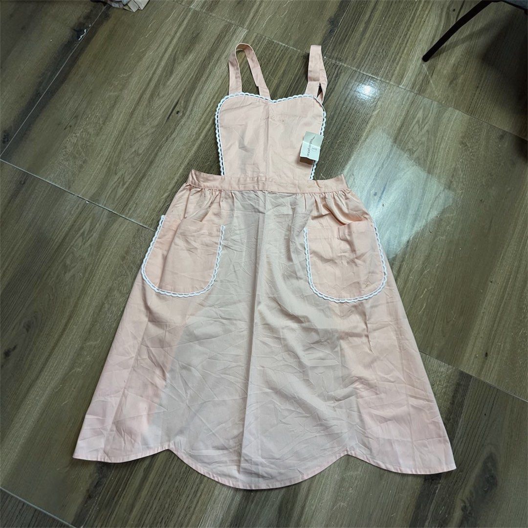 VALENTINO GARAVANI Apron (Category: Home Improvement Tools & Accessories) located in Bulacan. Submitted by letsfindukaywithme (Listing ID 1468280637, Image 1). Description: Valentino Garavani Apron Brandnew with tag +sf payment first Ship via J&T.