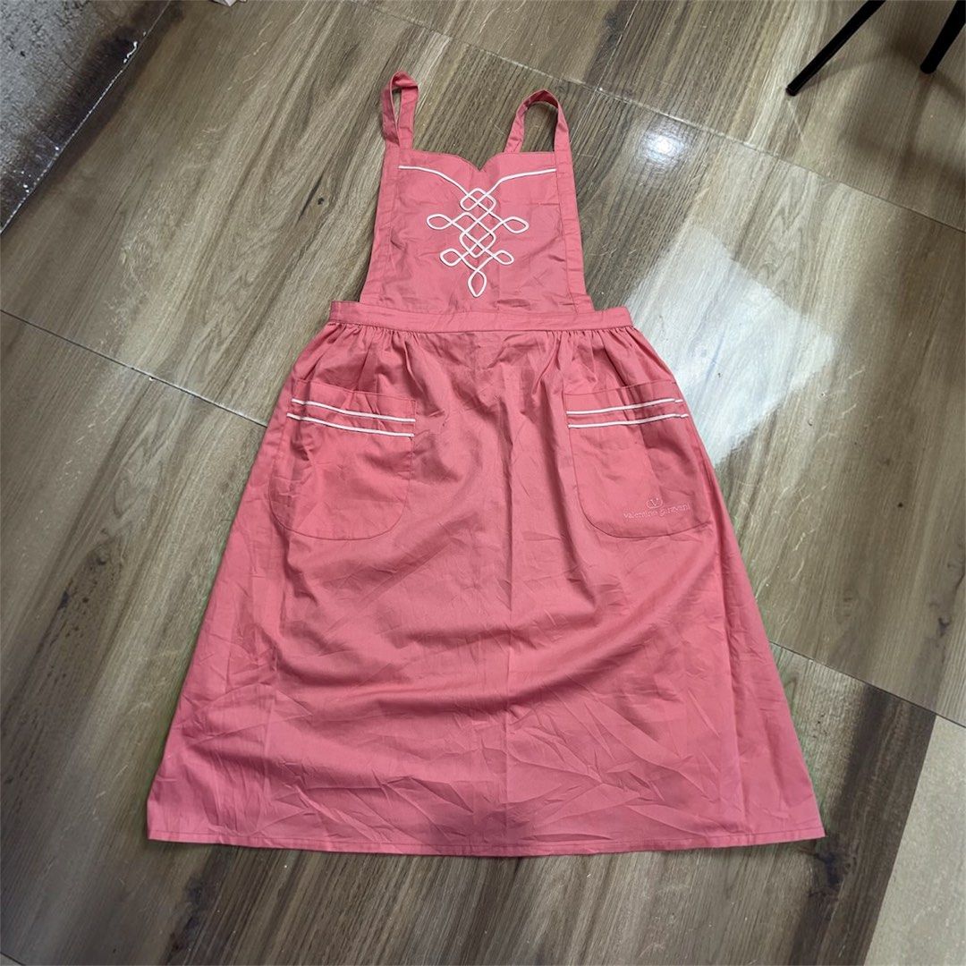 VALENTINO GARAVANI Apron (Category: Home Improvement Tools & Accessories) located in Bulacan. Submitted by letsfindukaywithme (Listing ID 1468280662, Image 1). Description: Vslentino Garavani Apron Cotton +sf payment first Ship via J&T.