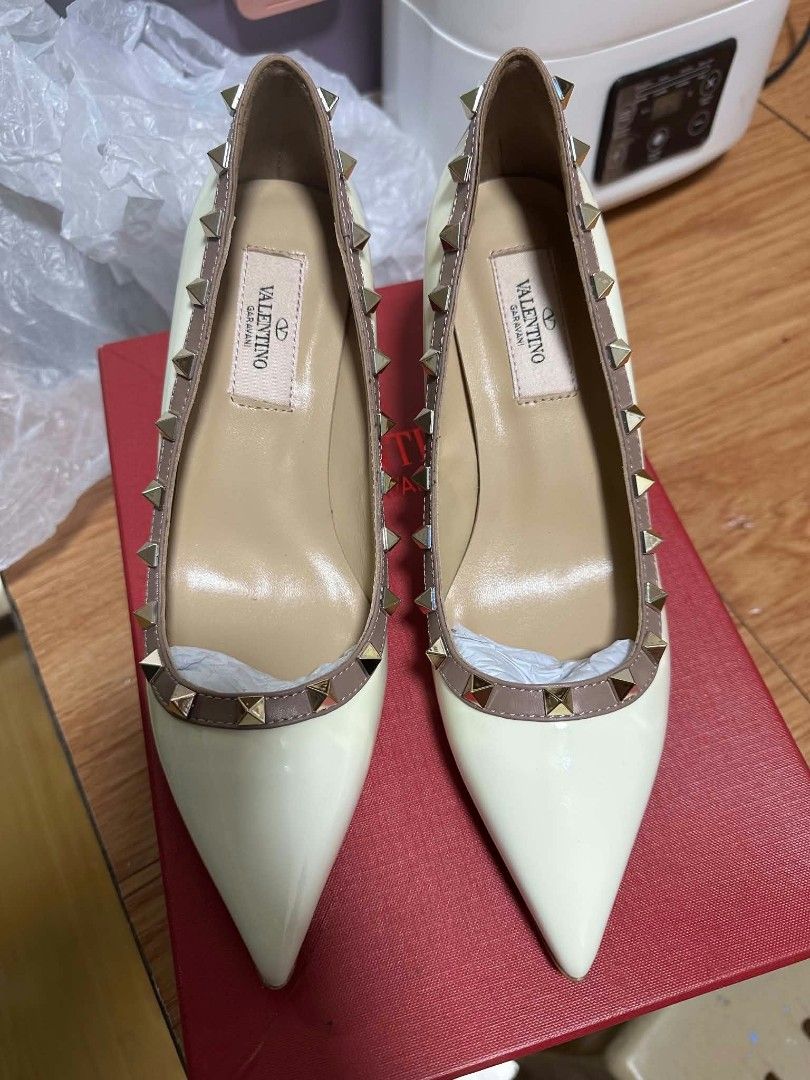 valentino shoes (Category: Heels) located in Quezon City. Submitted by gail.mnl (Listing ID 1468186695, Image 1). Description: Class A valentino shoes size 7 and can wear semi size 8. Not authentic, but it is close to original . It comes with a box and dust bag. Bought it in Hong Kong 1300 hkd or 9600 in peso.