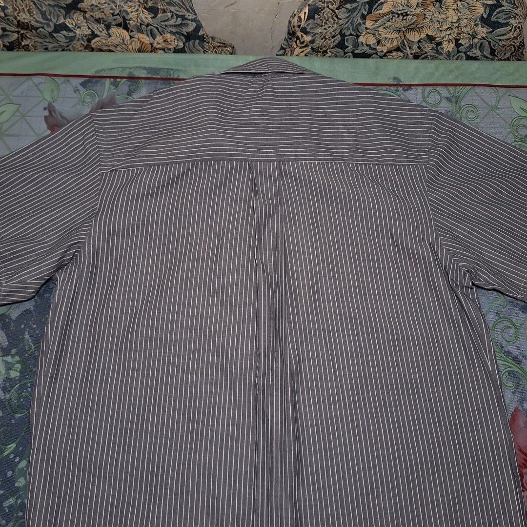 Van Heusen vertical gray and white stripes (Authentic) (Category: Tshirts & Polo Shirts ) located in Pasig City. Submitted by zelzelly (Listing ID 1468197335, Image 2). Description: RFS: Decluterring • Market value ranges at 1.5k • M - L sizing • More details of the cloth in every slide. • Good as new/condition 📍Can do meetups in any LRT2 stations Lalamove • Accepts cash on hand and Gcash as payment. • Buyer must shoulder the shipping!!.