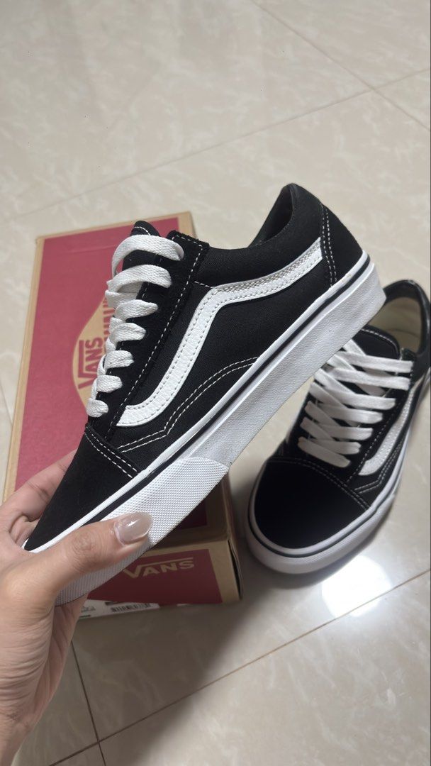 Vans Old Skool Black Size 7.5W (Category: Sneakers) located in Manila. Submitted by ziesvt (Listing ID 1468190913, Image 1). Description: Vans Old Skool Black/White Size 7.5W / 6M Used once Bought Sept 2026 RFS: Not my size kaya pls bilhin niyo na .
