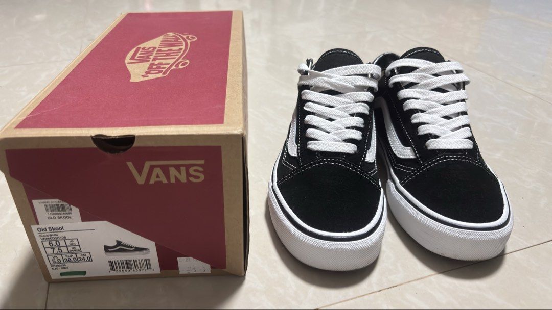 Vans Old Skool Black Size 7.5W (Category: Sneakers) located in Manila. Submitted by ziesvt (Listing ID 1468190913, Image 2). Description: Vans Old Skool Black/White Size 7.5W / 6M Used once Bought Sept 2026 RFS: Not my size kaya pls bilhin niyo na .
