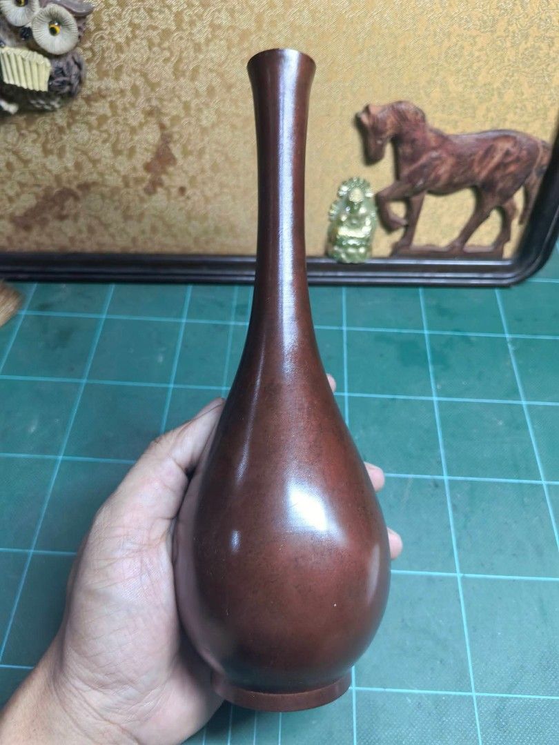 Vase - Metal (Category: Vases & Decorative Bowls) located in Cebu City. Submitted by dudes_villanueva (Listing ID 1468105650, Image 2). Description: Vase - Metal 📌 In excellent condition. May light scratch Lang not much of an issue. Height : 9 in.