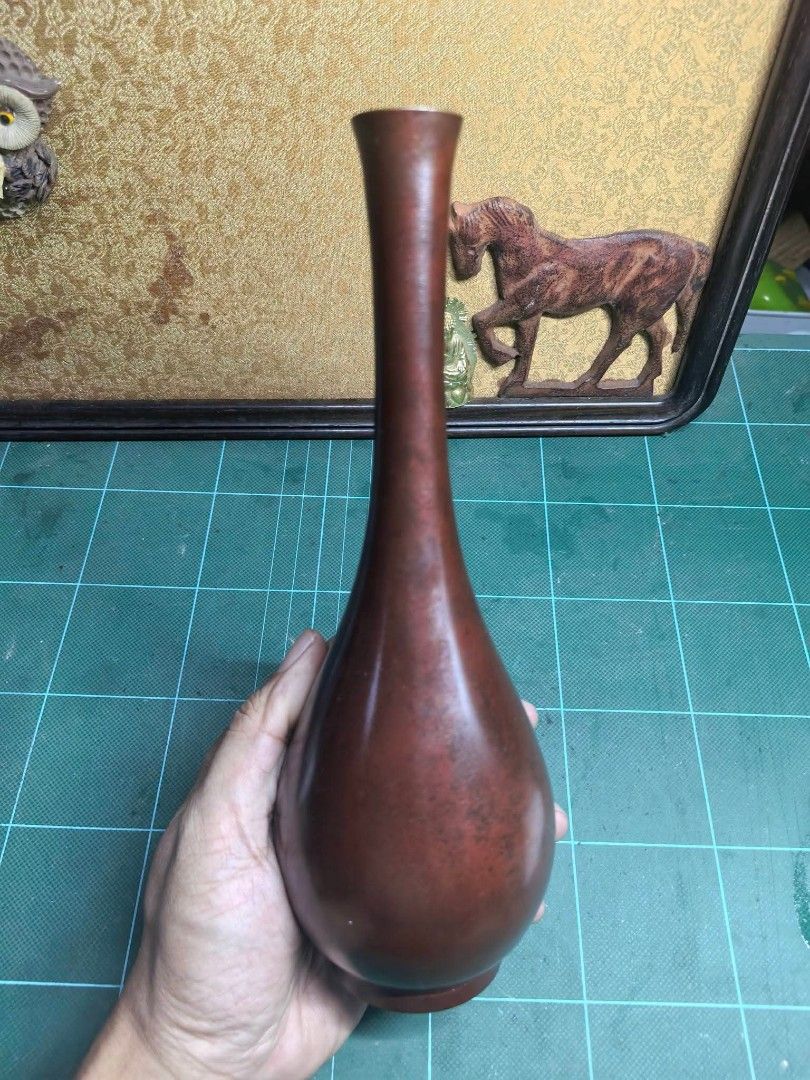Vase - Metal (Category: Vases & Decorative Bowls) located in Cebu City. Submitted by dudes_villanueva (Listing ID 1468105650, Image 1). Description: Vase - Metal 📌 In excellent condition. May light scratch Lang not much of an issue. Height : 9 in.